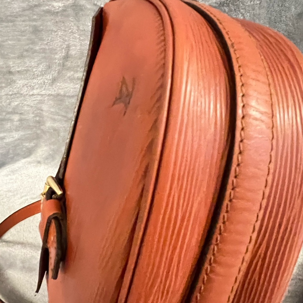 LOUIS VITTON EPI Jeune Fille Epi Crossbody in Kenyan Fawn color - Picture 13 of 16